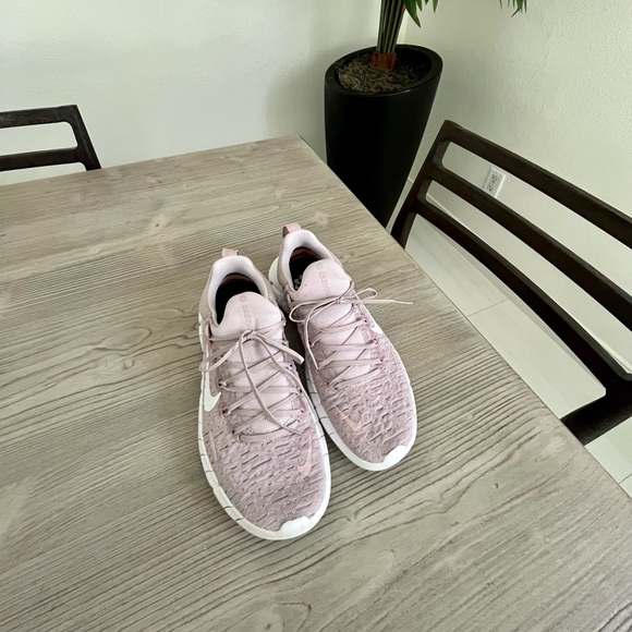 FINAL SALE-Nike- Free Run 5.0 in color violet/champagne/white size 6.5 - Picture 5 of 11
